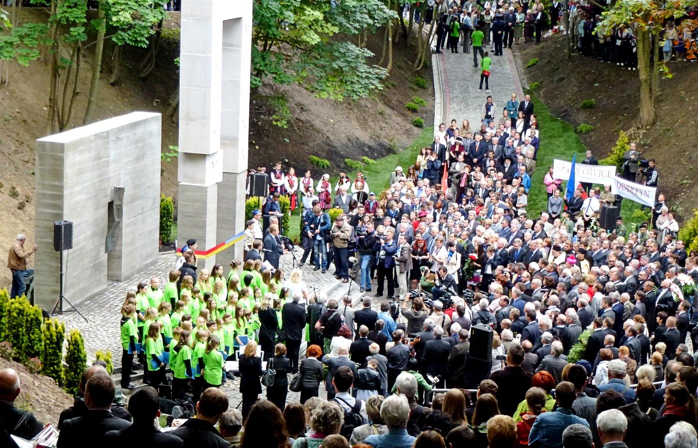 Uroczystość odsłonięcia pomnika polskich profesorów zamordowanych przez Niemców na Wzgórzach Wuleckich, 3 lipca 2011 r.