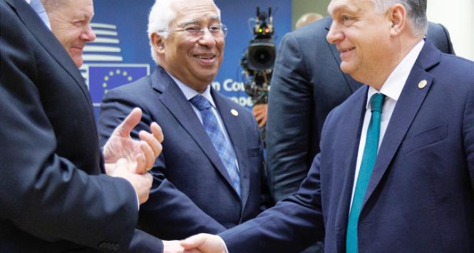 Szczyt UE zajmował się pakietem pomocy walczącej z Rosją Ukrainie. Na zdjęciu premier Węgier Viktor Orban wita się z kanclerzem Niemiec Olafem Scholzem. 1 lutego 2024 r.