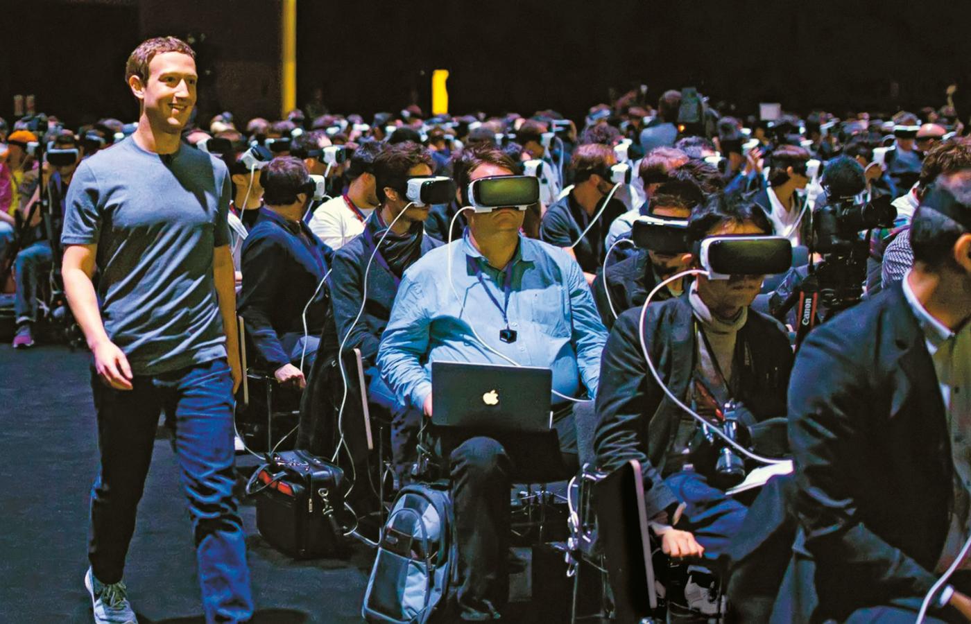 Mark Zuckerberg podczas konferencji w Barcelonie, gdzie zaprezentowano gogle Oculus – to właśnie w 2016 r. pierwsze gogle VR trafiły do sprzedaży.