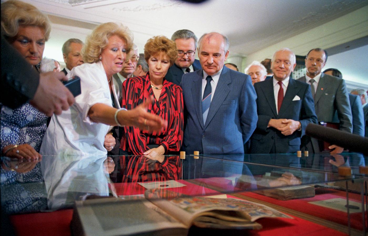 Michaił Gorbaczow podczas wizyty w Polsce w 1988 r. oglądał wystawę piśmiennictwa politycznego w Sejmie.