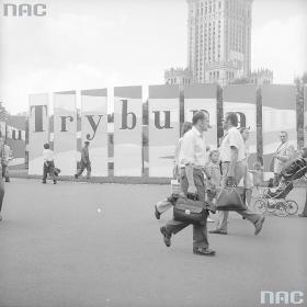 Jedna z gazet - naczelny organ partii komunistycznej miała swoje indywidualne święto. Trybuny Ludu w kioskach nie brakowało. Warszawa, 1975 r.