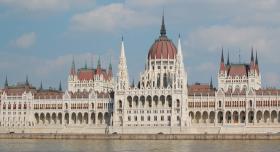 Kiedyś płynął promem przez Budapeszt i coś przykuło jego wzrok. „A cóż to za przepiękna budowla?! Kupuję ją!”, krzyknął Freddie. Budowla okazała się siedzibą węgierskiego parlamentu...