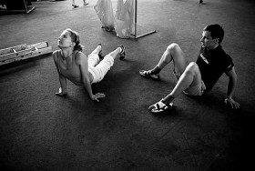 Rozgrzewka przed treningiem może być okazją do zawarcia ciekawych znajomości.