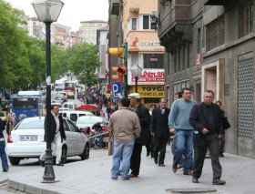 Nawet gdyby rządzący chcieli narzucić jakiś islamski model życia, inspirowany szariatem, to im się nie uda - uważa Semih Idiz, felietonista opozycyjnego dziennika.