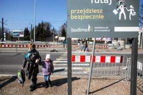 Kolejny obrazek z Krakowa – „bezpieczne przejście” przez płoty, słupy i wyboje.