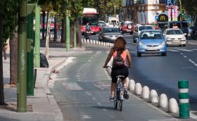 10. Sewilla, Hiszpania. Ponad 120 oddzielonych od ulic tras rowerowych, dobrze rozwinięta sieć miejskich rowerów SEVici (ponad 2,5 tys. sztuk) plus ciekawy system autobusowo-rowerowy. Pasażer, który dotrze na główny dworzec autobusowy, w ramach biletu może wypożyczyć bezpłatnie na cały dzień rower (podobny system wprowadził tutejszy uniwersytet).