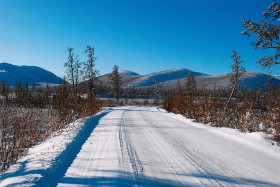 Jakuci i Eweni mówią jednak, że pomnikiem jest sama droga, zbudowana z piasku, kamieni i ludzkich kości.