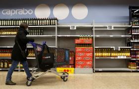 Supermarket w Barcelonie po wprowadzeniu ograniczenia sprzedaży oleju słonecznikowego do 2 litrów na osobę.