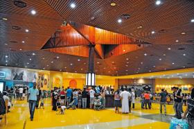 Nowoczesna galeria handlowa. Chociaz w stolicy sa jeszcze zapuszcone miejsca, Algier nie jest biednym miastem.