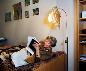 Wisława Szymborska w swoim mieszkaniu (2001 r.)