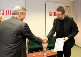 Redaktor Naczelny POLITYKI Jerzy Baczyński gratuluje wyróżnionemu Robertowi Dudzińskiemu