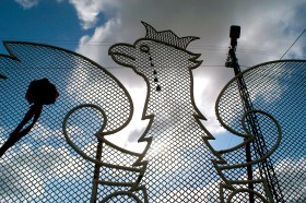 Zadowoleni nie uczestniczą w życiu politycznym, bo zostali z niego wypchnięci przez frustratów i ambicjonerów, którzy na dramacie i smutku budują swoje kariery.