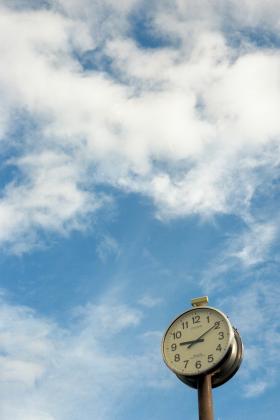 Prof.  Jaszczołt zainteresowała się m. in. tym, jak w różnych językach i kulturach mówi się o czasie.