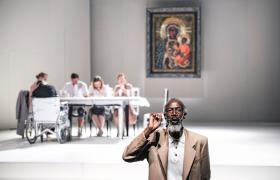 „Mein Kampf” w reż. Jakuba Skrzywanka. Teatr Powszechny w Warszawie wybrał ten mocny spektakl na start swojej platformy VOD.