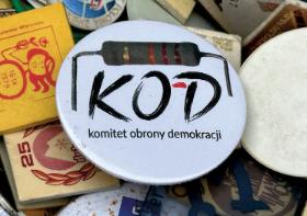Wciąż działa Komitet Obrony Demokracji. Ostatnio zorganizował w całej Polsce manifestacje w obronie Ukraińców, co wymagało odwagi.