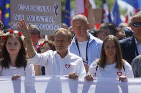 Wielki Marsz 4 czerwca. Na zdjęciu w pierwszym rzędzie lider opozycji Donald Tusk