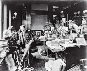 Biuro maklera gieldowego, 1900 r. Notowania przekazywano wówczas telegrafem.