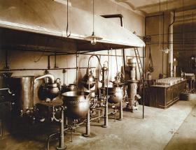 Laboratorium lwowskiej apteki Pod Złotą Gwiazdą. Tu przeprowadzał swoje eksperymenty z ropą Łukasiewicz.
