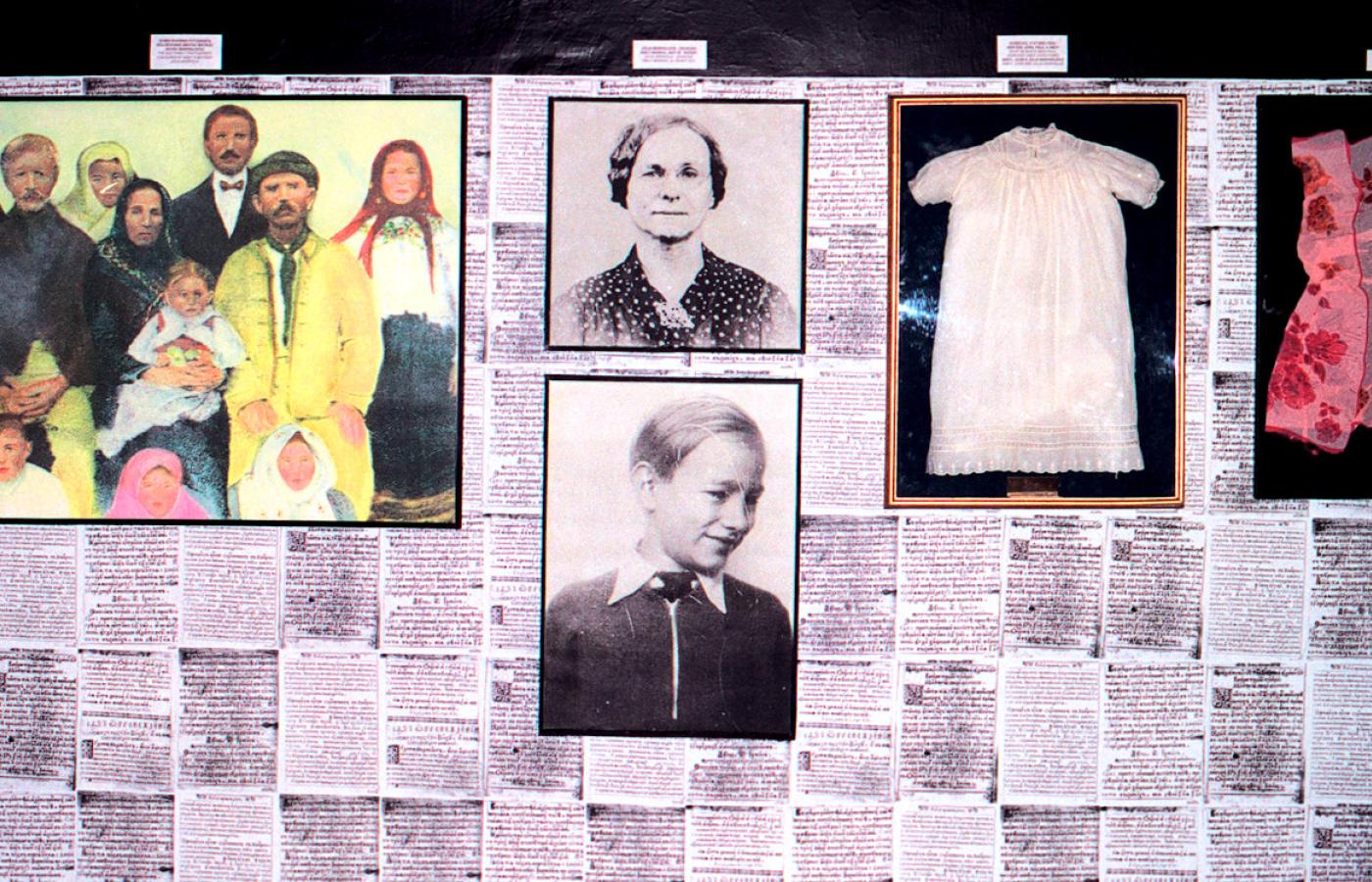 Relikwie Warhola w muzeum w Medzilaborcach: portret rodziny matki malarza, portret matki oraz młodego Andy’ego, jego sukienka chrzcielna (po prawej).