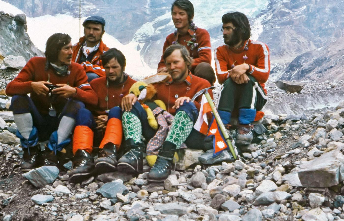 Po zdobyciu Peak 29. Od lewej: Ryszard Gajewski, Lech Korniszewski, Maciej Berbeka, Maciej Pawlikowski (niżej), Ryszard Szafirski, Piotr Malinowski, 1979 r.