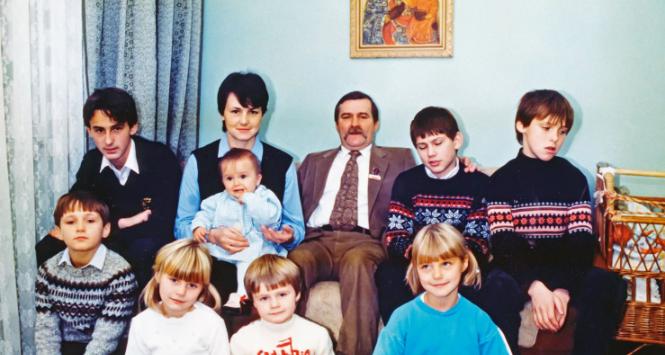 Cała rodzina w 1986 r. Dzieci u góry od lewej: Bogdan, Brygida (na kolanach matki), Przemysław, Sławomir; w pierwszym rzędzie Jarosław, Magdalena, Maria Wiktoria i Anna.