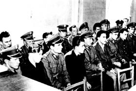 „Kto odważy się podnieść rękę przeciw władzy ludowej, niech będzie pewien, że mu tę rękę władza odrąbie...”. Uczestnicy rebelii poznańskiej przed sądem.