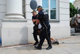 ... ale nie zdawali sobie wcześniej sprawy z tego, że strażnicy miejscy mogą być tak 'pociągający' (po ziemi!)