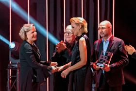 Krystyna Janda oraz Katarzyna Kieli (Discovery EMEA), Janusz Fogler (ze statuetką) i Edward Pałłasz (ze Stowarzyszenia Autorów ZAiKS).