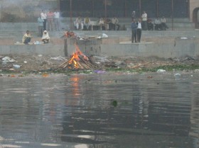 Szczątków ciał. Jednak wciąż uważany jest za świętą rzekę.
