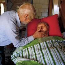 Walenty od 9 lat niestrudzenie opiekuje się swoją żoną Niną.