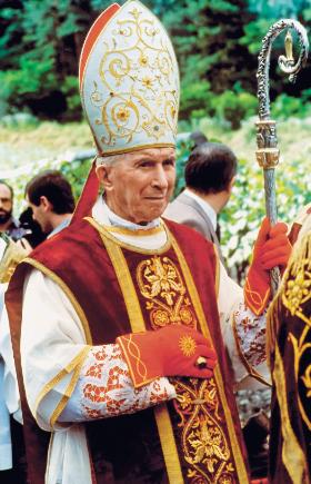 Arcybiskup Marcel Lefebvre (1905–1991), ekskomunikowany w 1988 r.