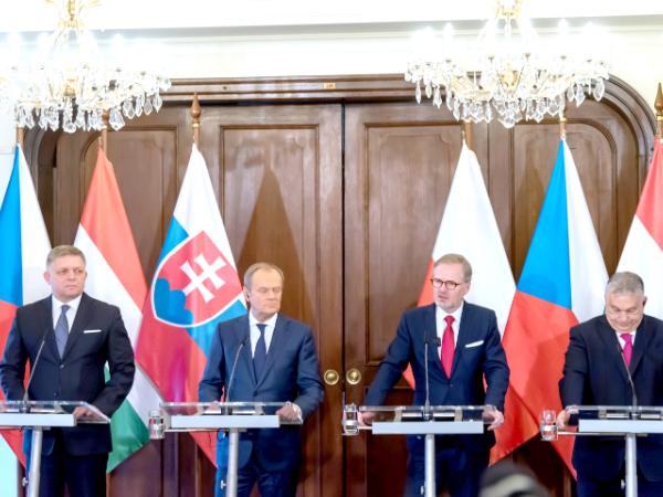 Premierzy Słowacji, Polski, Czech i Węgier na konferencji w Pradze 27 lutego 2024 r.