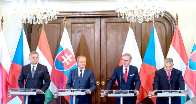 Premierzy Słowacji, Polski, Czech i Węgier na konferencji w Pradze 27 lutego 2024 r.