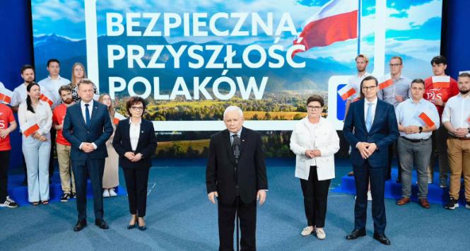 Jarosław Kaczyński, Mateusz Morawiecki i inni czołowi politycy PiS podczas ogłaszania hasła wyborczego