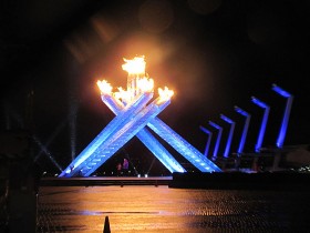 I symboliki. Kanadyjscy sportowcy hokeista Wayne Gretzky, panczenistka Katrina LeMay Doen oraz alpejka Nancy Greene zapalili znicz olimpijski w hali BC Place. Drugi, podobny znicz zapłonął w centrum miasta.