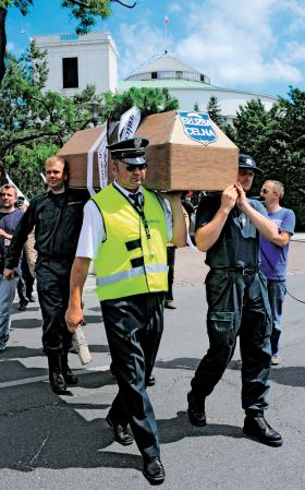 Po włączeniu do administracji państwowej służba celna przestanie być formacją mundurową, a stanie się urzędniczą, bez prawa do emerytur mundurowych.
