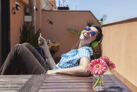 „Ktoś, u kogo biochemia mózgu pozwala łatwo wzbudzać emocje pozytywne, przyjmuje doktryny i ideologie polityczne oparte w dużej mierze na hedonizmie”.