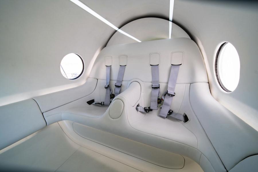 Wnętrze testowego wagonu pasażerskiego Virgin Hyperloop.