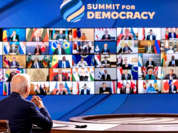Joe Biden podczas szczytu demokracji.