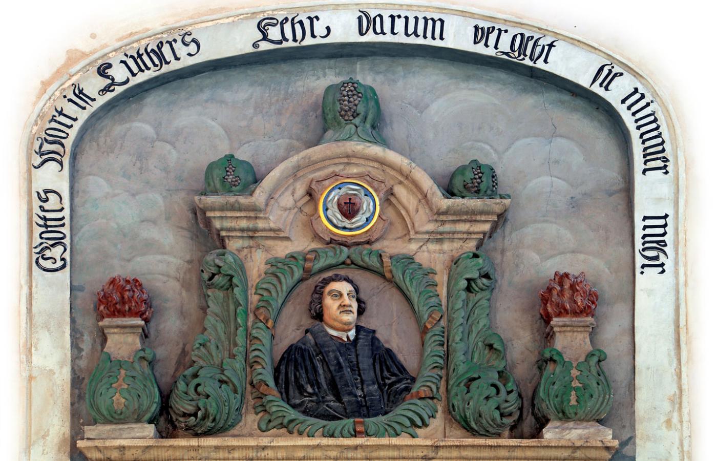 Podobizna Marcina Lutra na frontonie domu w Eisleben, w którym urodził się reformator