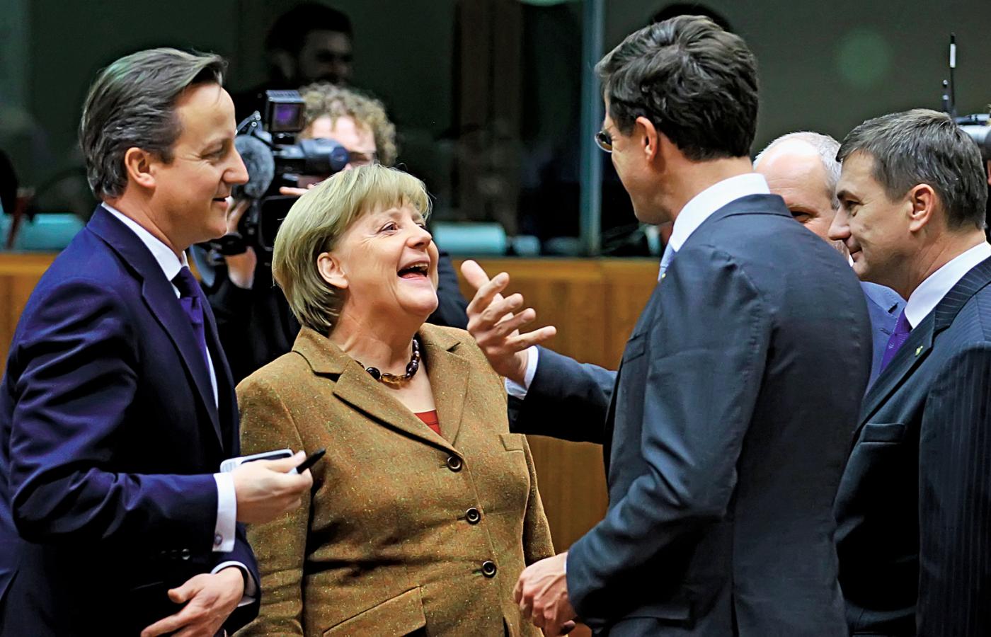 Premier Wielkiej Brytanii David Cameron, kanclerz Niemiec Angela Merkel i premier Holandii Mark Rutte. Takie chwile wesołości były na szczycie rzadkością.