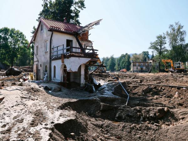 Zniszczony dom w Stroniu Śląskim przy ul. Nabrzeżnej. Zamieszkujące go małżeństwo chciało przeczekać falę. Ona się uratowała, jego rzeka wyrwała z łóżka. Nie przeżył.