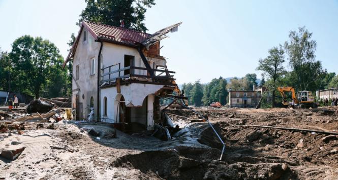 Zniszczony dom w Stroniu Śląskim przy ul. Nabrzeżnej. Zamieszkujące go małżeństwo chciało przeczekać falę. Ona się uratowała, jego rzeka wyrwała z łóżka. Nie przeżył.