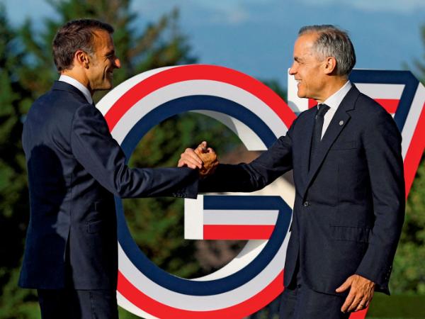 Prezydent Francji Emmanuel Macron wita premiera Kanady Marka Carneya podczas czerwcowego szczytu G7.