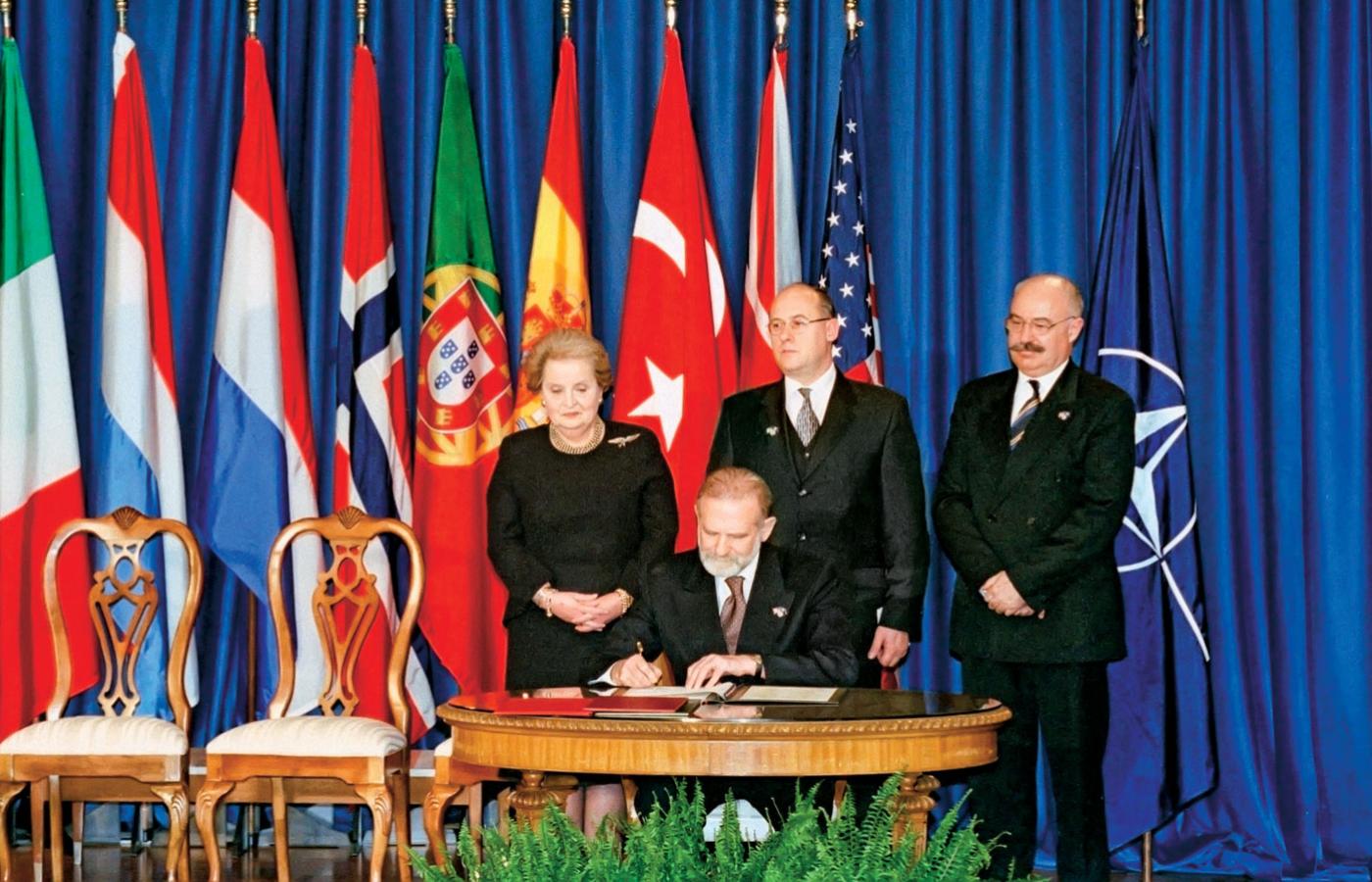 Bronisław Geremek podpisuje dokumenty akcesyjne w obecności Madeleine Albright, sekretarz stanu USA, oraz Jana Kavana i Jánosa Martonyi, ministrów spraw zagranicznych Czech i Węgier, 12 marca 1999 r.