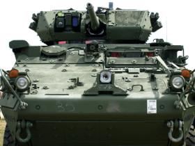 Ponieważ Stryker nie miał do tej pory działka, Amerykanie skonstruowali i testują w Polsce nowość – Dragoon Strykera z automatyczną armatą 30 mm. Takie uzbrojenie nasze Rosomaki mają od dawna.