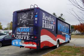 Ready for Hillary”, tzw. Super PAC, czyli formalnie niezależny fundusz wyborczy zbiera podpisy i pieniądze, sprzedaje gadżety z inicjałami lub pełnym nazwiskiem ulubionej kandydatki na kandydatkę.