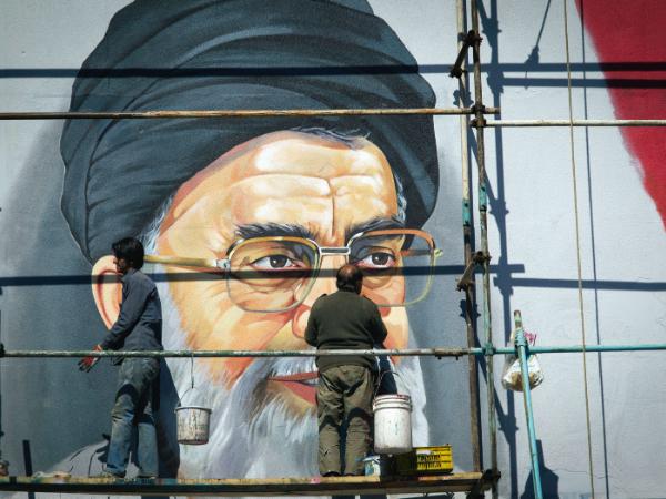 Mural z podobizną obecnego najwyższego przywódcy Iranu, ajatollaha Alego Chameneiego, Teheran, plac Rewolucji, 2012 r.