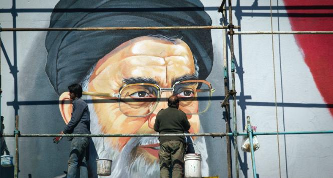 Mural z podobizną obecnego najwyższego przywódcy Iranu, ajatollaha Alego Chameneiego, Teheran, plac Rewolucji, 2012 r.