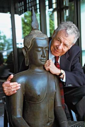 Amitai Etzioni – wybitny socjolog amerykański, profesor George Washington University, były prezes Amerykańskiego Stowarzyszenia Socjologów, a także doradca prezydenta Jimmiego Cartera.